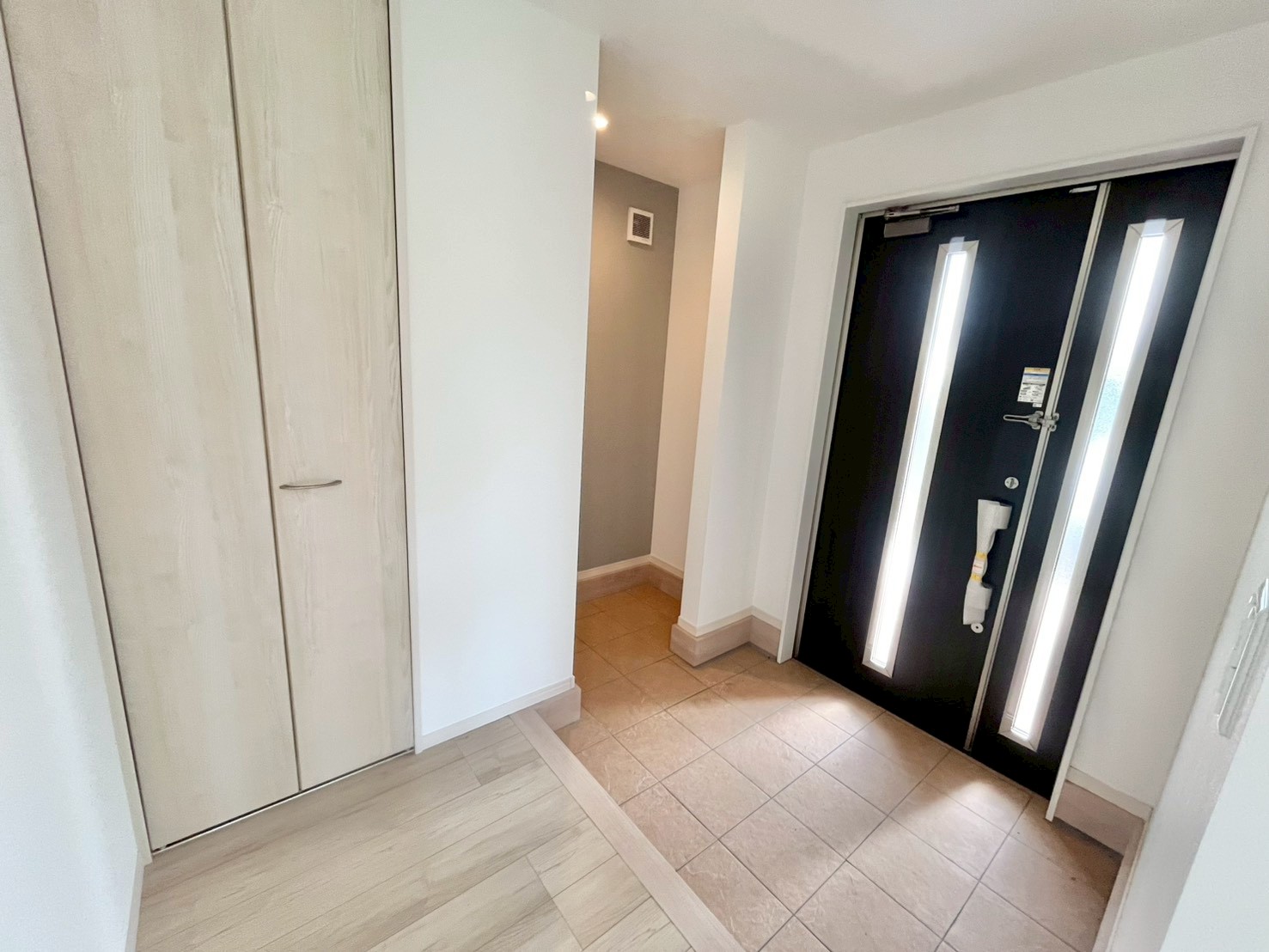 木更津市牛込 新築戸建て 玄関 入口